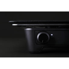 Nahaufnahme des abien MAGIC GRILL Elektrogrills in Schwarz von abien mit Einschaltknopf, Kontrollleuchte und Teppanyaki-Platte vor einem dunklen Hintergrund.