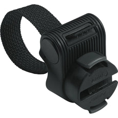 Die ABUS Granit Plus 640/135HB230 + TexKF verfügt über eine schwarze Kunststoffklemme mit strukturiertem Gurt, die sich perfekt zur Sicherung von Gegenständen an E-Bikes eignet und neben dem Bügelschloss zusätzlichen Diebstahlschutz bietet.