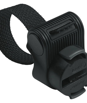 Die ABUS Granit Plus 640/135HB230 + TexKF verfügt über eine schwarze Kunststoffklemme mit strukturiertem Gurt, die sich perfekt zur Sicherung von Gegenständen an E-Bikes eignet und neben dem Bügelschloss zusätzlichen Diebstahlschutz bietet.