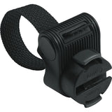 Die ABUS Granit Plus 640/135HB230 + TexKF verfügt über eine schwarze Kunststoffklemme mit strukturiertem Gurt, die sich perfekt zur Sicherung von Gegenständen an E-Bikes eignet und neben dem Bügelschloss zusätzlichen Diebstahlschutz bietet.