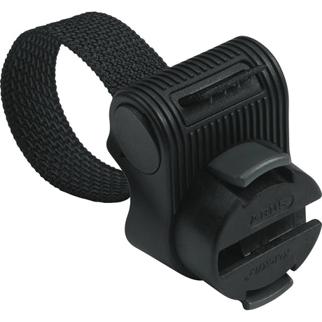 Die ABUS Granit Plus 640/135HB230 + TexKF verfügt über eine schwarze Kunststoffklemme mit strukturiertem Gurt, die sich perfekt zur Sicherung von Gegenständen an E-Bikes eignet und neben dem Bügelschloss zusätzlichen Diebstahlschutz bietet.