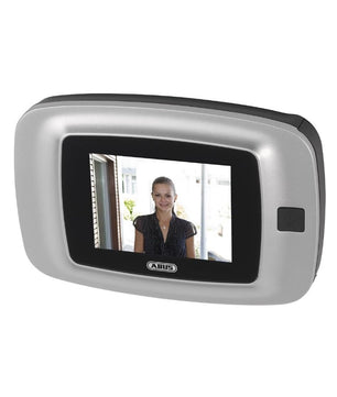 Der ABUS Digitaler Türspion DTS2814 von ABUS verfügt über einen Bildschirm mit schwarzem Rahmen, eine Taste auf der rechten Seite und eine integrierte Kamera, mit der Sie Besucher leicht erkennen können. Sein elegantes silbernes Design verleiht Ihrer Tür moderne Sicherheit.