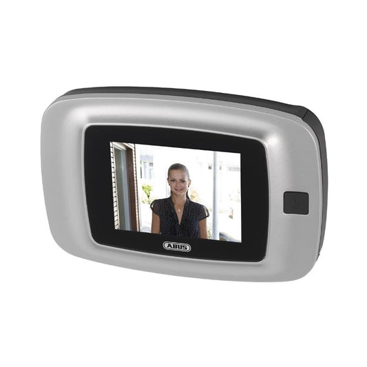 Der ABUS Digitaler Türspion DTS2814 von ABUS verfügt über einen Bildschirm mit schwarzem Rahmen, eine Taste auf der rechten Seite und eine integrierte Kamera, mit der Sie Besucher leicht erkennen können. Sein elegantes silbernes Design verleiht Ihrer Tür moderne Sicherheit.