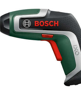 Der Bosch Akku-Schrauber IXO 7, 3,6 V 2 Ah besticht durch sein grün-schwarzes Design mit rotem Knopf, strukturiertem Griff und Lithium-Ionen-Akku, der von der Seite betrachtet multifunktional einsetzbar ist.