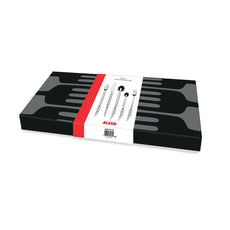 Eine rechteckige schwarze Schachtel mit grauen Gabelmustern und einem roten Streifen zeigt Bilder von Besteck. Der Alessi Dry 30-teilig 18/10 von Alessi ist hervorgehoben, mit Marken- und Produktangaben auf dem weißen Etikett.