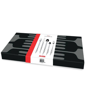 Eine rechteckige schwarze Schachtel mit grauen Gabelmustern und einem roten Streifen zeigt Bilder von Besteck. Der Alessi Dry 30-teilig 18/10 von Alessi ist hervorgehoben, mit Marken- und Produktangaben auf dem weißen Etikett.