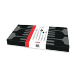 Eine rechteckige schwarze Schachtel mit grauen Gabelmustern und einem roten Streifen zeigt Bilder von Besteck. Der Alessi Dry 30-teilig 18/10 von Alessi ist hervorgehoben, mit Marken- und Produktangaben auf dem weißen Etikett.