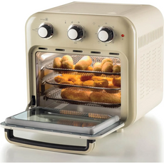Eine beigefarbene Ariete Air Fryer & Oven 2in1 Vintage steht mit geöffneter Tür da und zeigt drei Drahtgestelle im Inneren, auf denen panierte Speisen wie Hähnchenteile und Kroketten liegen.