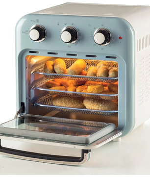 Die Ariete Air Fryer & Oven 2in1 Vintage von Ariete verfügt über ein stilvolles Retro-Design, drei Einschübe mit panierten Speisen im Inneren, eine offene Tür und eine Innenbeleuchtung zur Anzeige des Garvorgangs sowie drei Bedienknöpfe auf der Vorderseite.