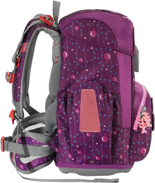 Das Step by Step Cloud Ranzen-Set "Dreamy Unicorn Nuala" 5-teilig, von der Seite gezeigt, zeigt ein stylisches lila-rosa Einhorn-Design. Dieser ergonomische Schulranzen kombiniert Komfort und Stil für junge Entdecker. Marke: Step by Step.