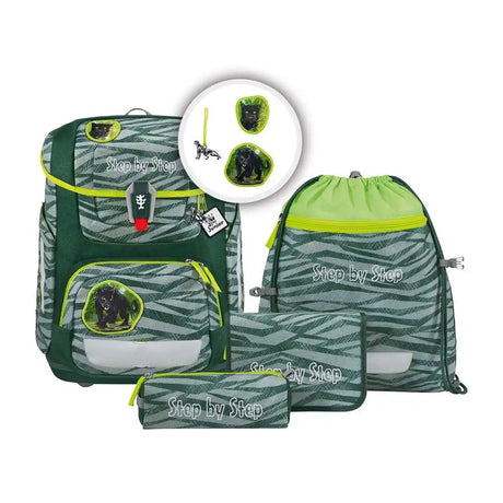 Das Step by Step Circle Schulranzen-Set "Jungle Cat Chiko" (5-teilig) zeigt ein grün-graues Panther-Motiv und enthält eine ergonomische Schulranzen, eine Kordeltasche, ein Federmäppchen und Zubehör.
