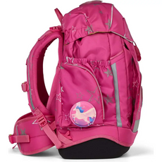 Der ergobag Maxi Schulrucksack-Set 6tlg SternzauBär ist ein knallpinker Kinderrucksack mit Sternenmuster, Reflexstreifen und einem Einhorn-Abzeichen auf der Seitentasche.