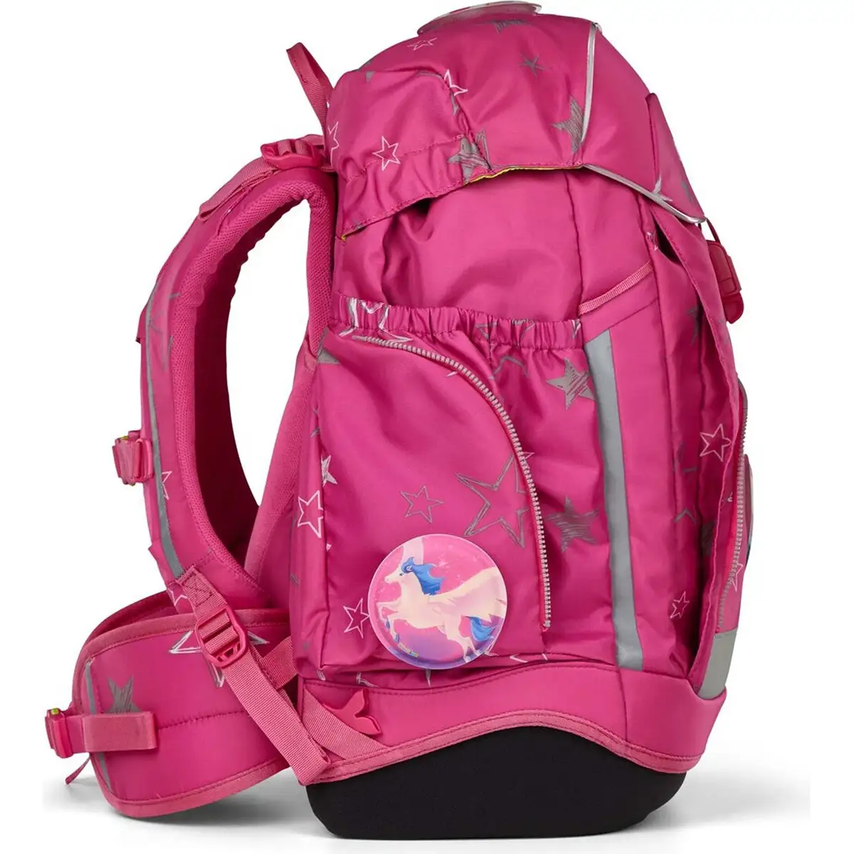 Der ergobag Maxi Schulrucksack-Set 6tlg SternzauBär ist ein knallpinker Kinderrucksack mit Sternenmuster, Reflexstreifen und einem Einhorn-Abzeichen auf der Seitentasche.