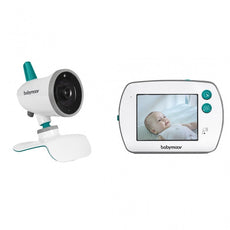 Das Babymoov YOO-Feel Video-Babyphone mit Touchscreen verfügt über eine Kamera auf einem Ständer und ein tragbares Touchscreen-Display, die beide mit dem Babymoov-Logo versehen sind und ein liegendes Baby zeigen.