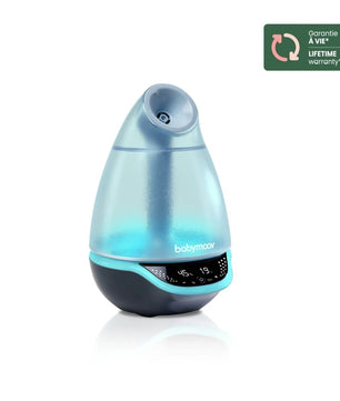 Der blaue Babymoov HYGRO+ Luftbefeuchter von Babymoov verfügt über eine digitale Anzeige und ist ideal für das Babyzimmer als Ultraschall-Luftbefeuchter. In der oberen rechten Ecke befindet sich ein lebenslanges Garantieabzeichen.