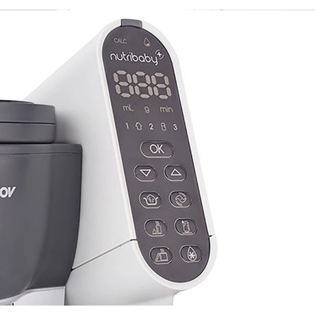 Nahaufnahme des Bedienfelds des Babymoov Nutribaby Plus - Industrial Grey, mit digitalen Zahlen und mehreren Funktionstasten, die die Vielseitigkeit dieses multifunktionalen Dampfgarers von Babymoov zeigen.