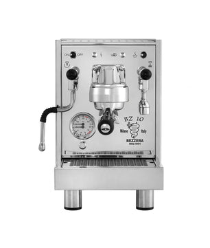 Frontansicht der Bezzera BZ10 PM Siebträger Espressomaschine Zweikreiser - Edelstahl, mit Zifferblättern, Ausgießern, Schaltern und der sichtbaren Brühgruppe.