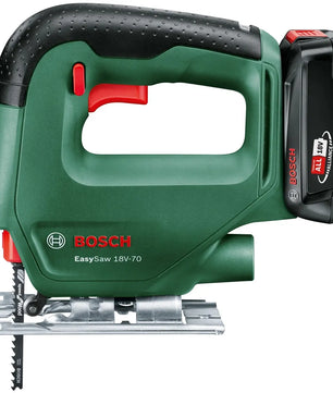 Die Bosch EasySaw 18V-70 Akku-Stichsäge liefert mit ihrem silbernen Blatt und dem schwarzen Akku präzise Schnitte und ist damit eine zuverlässige Wahl, wenn Sie eine Bosch Stichsäge kaufen möchten.