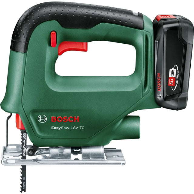 Die Bosch EasySaw 18V-70 Akku-Stichsäge liefert mit ihrem silbernen Blatt und dem schwarzen Akku präzise Schnitte und ist damit eine zuverlässige Wahl, wenn Sie eine Bosch Stichsäge kaufen möchten.