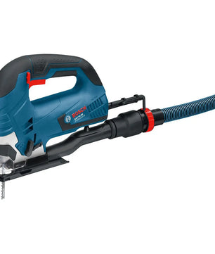 Eine blaue Bosch-Stichsäge GST 90 BE Professional mit angeschlossenem Absaugschlauch und sichtbarem Metallschneideblatt.