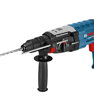 Der Bosch Professional GBH 2-28 F Bohrhammer von Bosch ist ein blau-schwarzer elektrischer Bohrhammer mit einem seitlichen Griff, einem Tiefenmesser und einem langen SDS-plus-Bohrer.