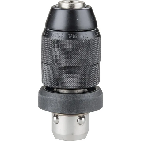 Ein schwarz-silbernes, schlüsselloses Bohrfutter mit strukturiertem Griff, Metallboden und eingravierten Größenmarkierungen, das für SDS-plus-Systeme wie den Bosch Professional GBH 2-28 F Bohrhammer von Bosch entwickelt wurde, wird aufrecht auf weißem Hintergrund gezeigt.