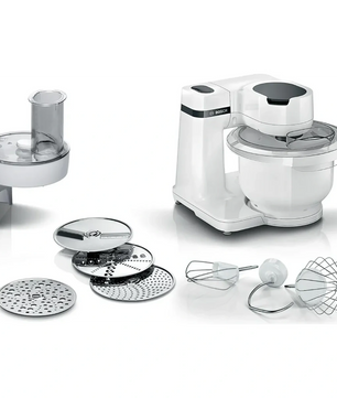 Die Bosch BOSCH Küchenmaschine - MUMS2AW01 Standmixer in Weiß verfügt über eine Rührschüssel, 3D PlanetaryMixing Technologie, verschiedene Aufsätze und Schneidscheiben, die alle auf weißem Hintergrund abgebildet sind.