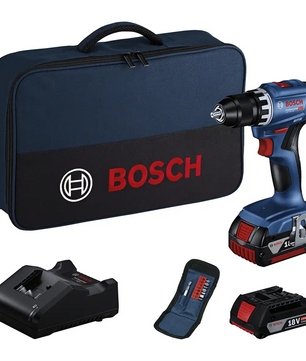 Das Bosch Professional Akku-Bohrschrauber-Set "GSR 18V-45" von Bosch enthält einen bürstenlosen Bohrer, eine Tragetasche, einen Akku, ein Ladegerät und eine Zubehörtasche - alles auf weißem Hintergrund.