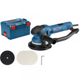 Ein Bosch GET 75-150 Professional Exzenterschleifer in Blau, mit einem Absaugschlauch, drei Schleiftellern, einem Adapterwerkzeug und einem blauen Bosch-Koffer mit roten Verschlüssen wird auf weißem Hintergrund gezeigt.