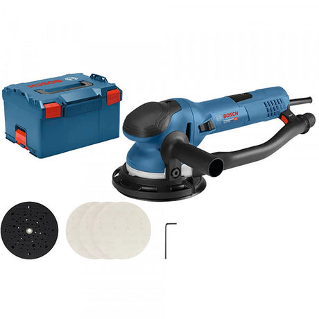 Ein Bosch GET 75-150 Professional Exzenterschleifer in Blau, mit einem Absaugschlauch, drei Schleiftellern, einem Adapterwerkzeug und einem blauen Bosch-Koffer mit roten Verschlüssen wird auf weißem Hintergrund gezeigt.