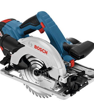 Eine Bosch GKS 18V-57 G Professional Akku-Kreissäge ohne Akku von Bosch, mit blau-schwarzem Griff, silbernem Klingenschutz und sichtbarer gezahnter Schneidklinge, konzipiert für die Verwendung mit einem Führungsschienensystem auf weißem Grund.