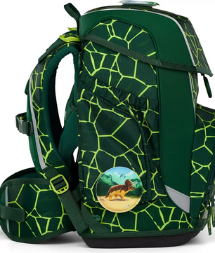 Der ergobag Cubo Set (2025) BärRex von ergobag ist ein grüner Rucksack mit gelbem Giraffen-Muster und einem Löwen-Badge auf der Seitentasche, der für Komfort und Stil steht.