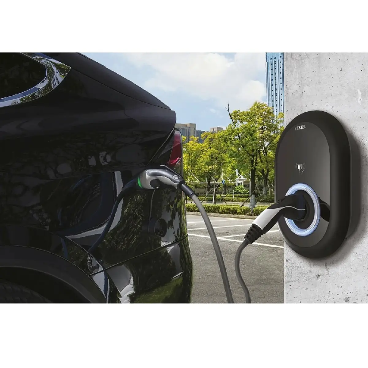 Ein schwarzes Elektroauto lädt im Freien an der Vestel eCharger EVC04-AC11-T2P Wallbox (11 kW), tagsüber nahtlos angeschlossen als Elektrofahrzeug Ladestation.