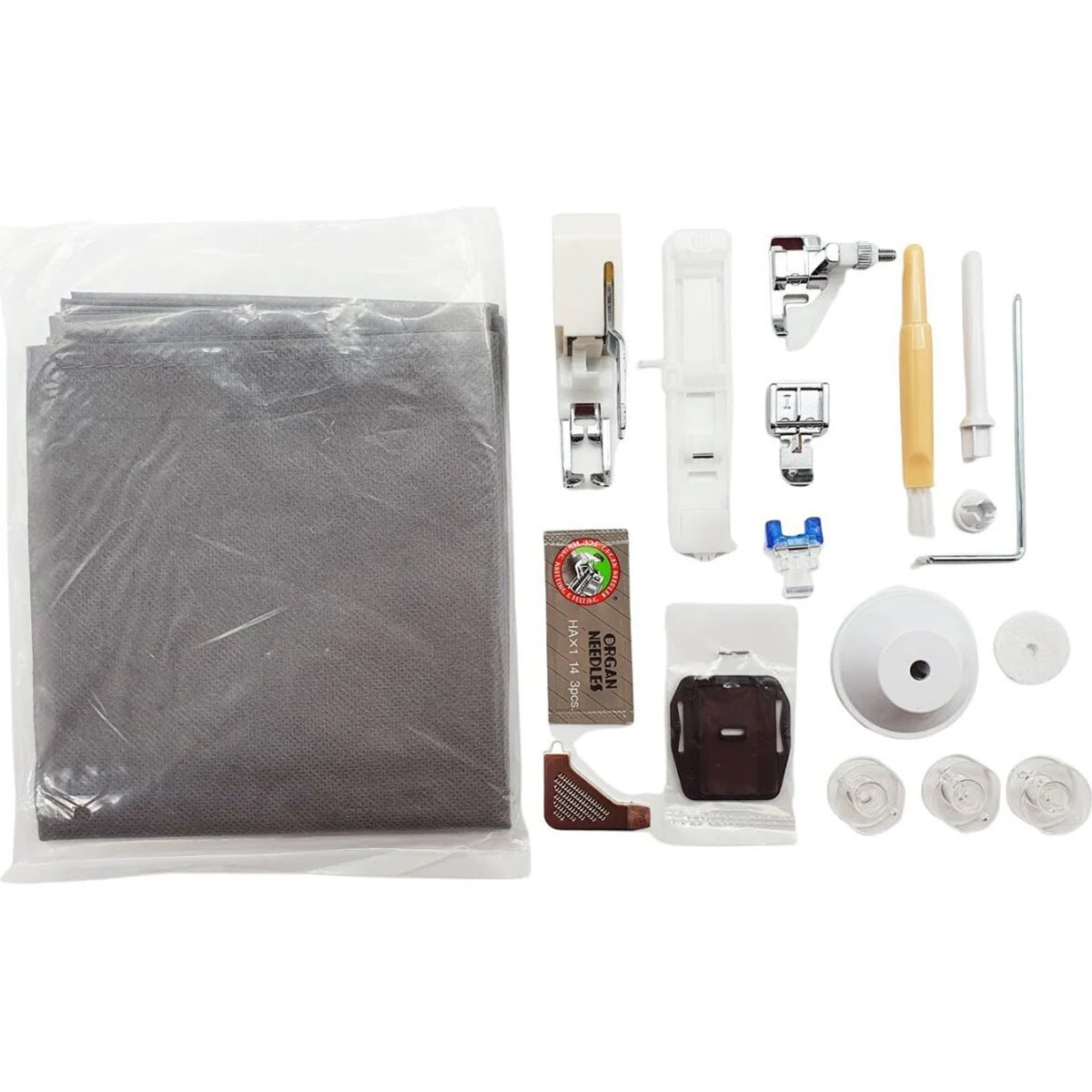 Sortiertes Nähmaschinenzubehör und Stoff auf weißem Hintergrund, ideal für die Verwendung mit der CARINA Classic II Nähmaschine von CARINA.