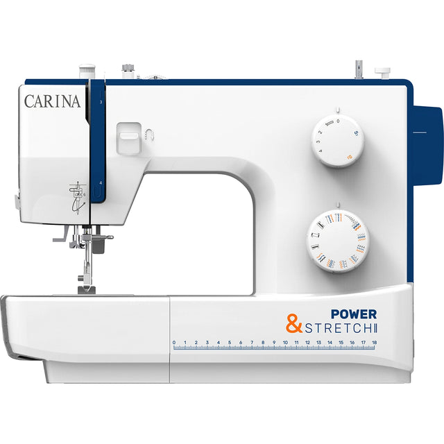 Die CARINA Power Stretch II, eine weiß-blaue mechanische Nähmaschine von CARINA, verfügt über POWER & STRETCH-Etikettierung, Overlockstiche, zwei große Einstellräder, ein Basislineal und mehrere Stichoptionen für elastische Stoffe.