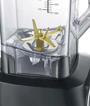 Nahaufnahme des Behälters des CASO Power Blenders B 2000 mit den scharfen Metallklingen im Inneren auf einem schwarzen CASO-Mixersockel.