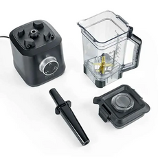 Der CASO Power Blender B 2000 mit seinem durchsichtigen Krug mit Klinge, dem schwarzen Stampfer, dem Deckel und dem Sockel von CASO ist auf einer weißen Fläche angeordnet.