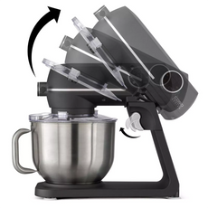 Die CASO KM 1800 Küchenmaschine - schwarz, von CASO, wird mit 6-Liter-Edelstahlschüssel in verschiedenen Kopfneigungspositionen gezeigt; Pfeile veranschaulichen das Planetenrührwerk und den Kippmechanismus.