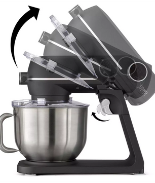 Die CASO KM 1800 Küchenmaschine - schwarz, von CASO, wird mit 6-Liter-Edelstahlschüssel in verschiedenen Kopfneigungspositionen gezeigt; Pfeile veranschaulichen das Planetenrührwerk und den Kippmechanismus.