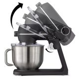 Die CASO KM 1800 Küchenmaschine - schwarz, von CASO, wird mit 6-Liter-Edelstahlschüssel in verschiedenen Kopfneigungspositionen gezeigt; Pfeile veranschaulichen das Planetenrührwerk und den Kippmechanismus.