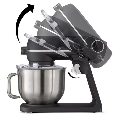 Die CASO KM 1800 Küchenmaschine - schwarz, von CASO, wird mit 6-Liter-Edelstahlschüssel in verschiedenen Kopfneigungspositionen gezeigt; Pfeile veranschaulichen das Planetenrührwerk und den Kippmechanismus.