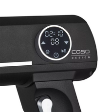 Nahaufnahme des digitalen Displays der CASO KM 1800 Küchenmaschine - schwarz, mit Power- und Pausensymbolen, einem Timer bei 02:10 und dem CASO DESIGN Branding - ideal für die Verwendung mit der 6-Liter-Edelstahlschüssel.