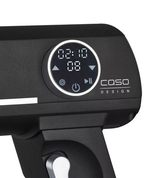 Nahaufnahme des digitalen Displays der CASO KM 1800 Küchenmaschine - schwarz, mit Power- und Pausensymbolen, einem Timer bei 02:10 und dem CASO DESIGN Branding - ideal für die Verwendung mit der 6-Liter-Edelstahlschüssel.