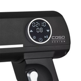 Nahaufnahme des digitalen Displays der CASO KM 1800 Küchenmaschine - schwarz, mit Power- und Pausensymbolen, einem Timer bei 02:10 und dem CASO DESIGN Branding - ideal für die Verwendung mit der 6-Liter-Edelstahlschüssel.