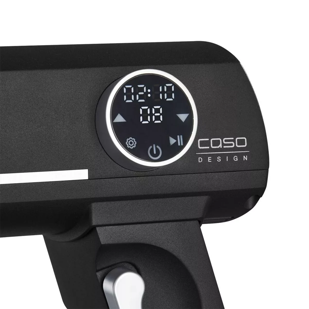 Nahaufnahme des digitalen Displays der CASO KM 1800 Küchenmaschine - schwarz, mit Power- und Pausensymbolen, einem Timer bei 02:10 und dem CASO DESIGN Branding - ideal für die Verwendung mit der 6-Liter-Edelstahlschüssel.