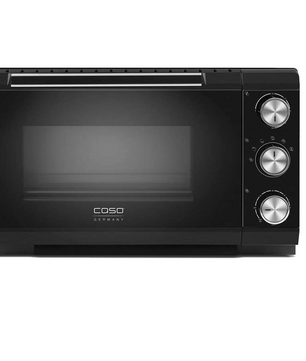 Der CASO TO 20 Mini-Backofen in schwarz hat eine transparente Fronttür, drei silberne Bedienknöpfe auf der rechten Seite und das CASO-Logo mittig unter dem Sichtfenster, das den stilvollen Design-Backofen-Look unterstreicht.