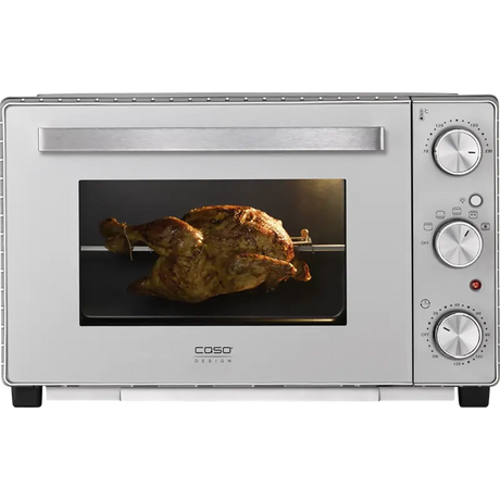 Der CASO TO 32 SilverStyle in Silber verfügt über eine Glastür, die ein ganzes Brathähnchen auf einem Grill mit Rotisserie zeigt. Drei Drehregler und eine Kontrollleuchte auf der rechten Seite unterstreichen das schlichte, moderne Design des Ofens.