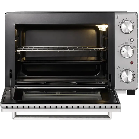 Der CASO TO 32 SilverStyle (silber) Aufsatz-Minibackofen ist mit geöffneter Tür abgebildet, die zwei Einschübe im Inneren freigibt. Auf dem rechten Bedienfeld befinden sich drei Drehregler für Temperatur, Umluftfunktion und Zeitschaltuhr. Das Backofenlicht ist beleuchtet.