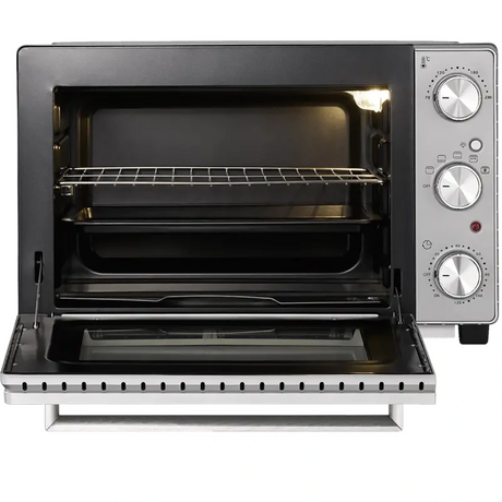 Der CASO TO 32 SilverStyle Mini-Backofen in Schwarz und Silber verfügt über einen Drahtrost, rechtsseitige Bedienknöpfe, Umluftfunktion für gleichmäßiges Backen und ist mit geöffneter Tür abgebildet.
