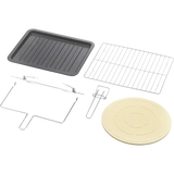 Abgebildet sind fünf Zubehörteile für den CASO TO 32 SilverStyle Backofen: ein schwarzes Backblech, ein Drahtgestell, ein runder Pizzastein, ein Grill mit Drehspieß und ein Drahtgriff - alles auf weißem Hintergrund.